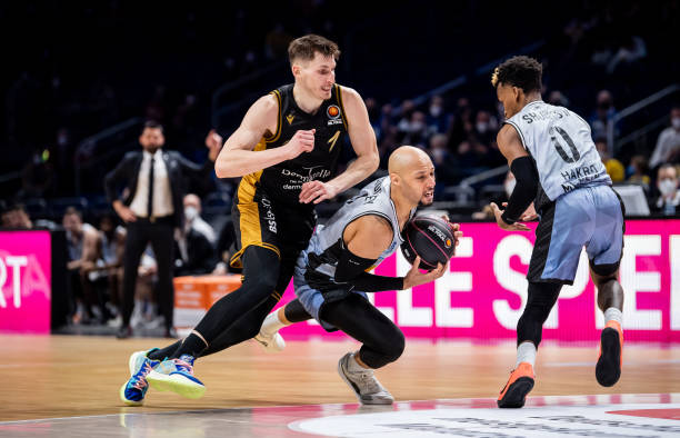 展使他具备 展使他具备